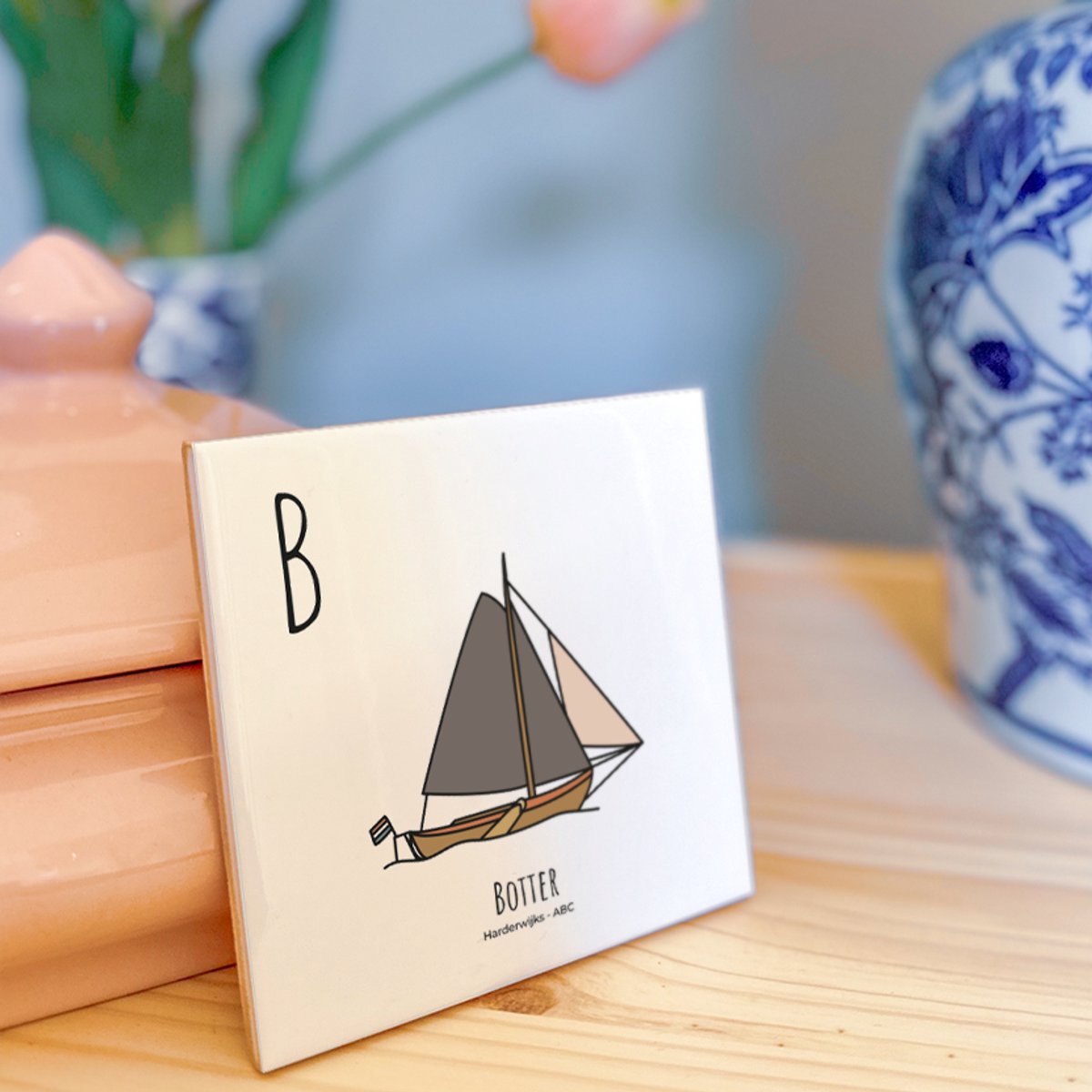 Botter - ABC tegeltje Harderwijk - Keramiek met Handgetekende Illustratie - Wanddecoratie - Woondecoratie - Relatiegeschenk - Souvenir - 10,8 x 10,8 cm