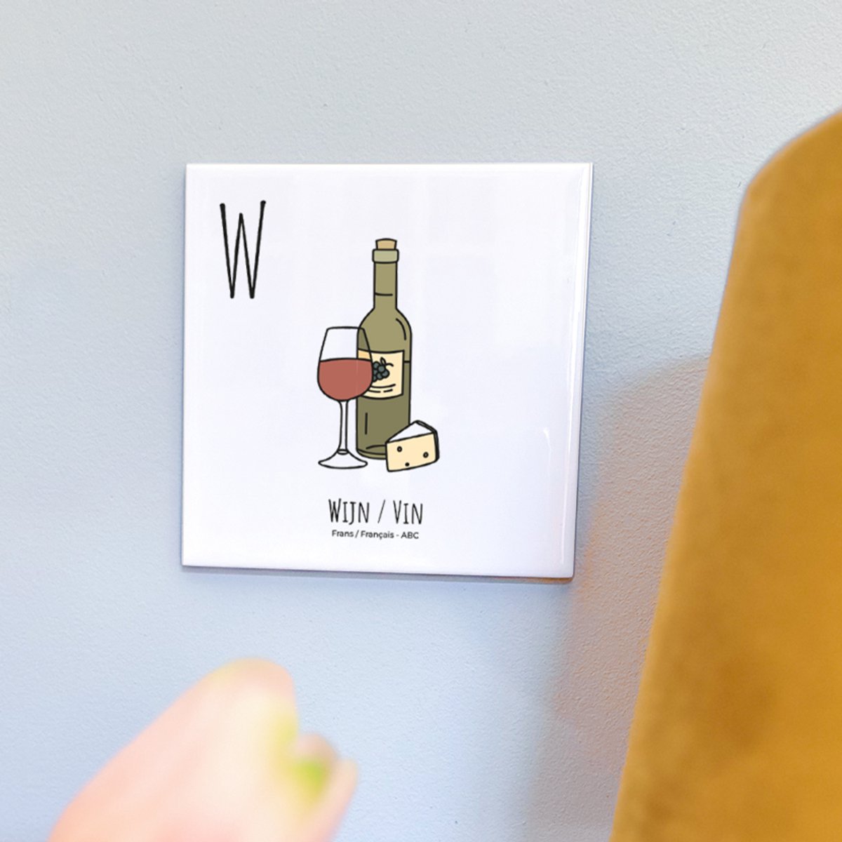 Wijn / Vin - ABC tegeltje Frankrijk-France - Keramiek met Handgetekende Illustratie - Wanddecoratie - Woondecoratie - Relatiegeschenk - Souvenir - 10,8 x 10,8 cm
