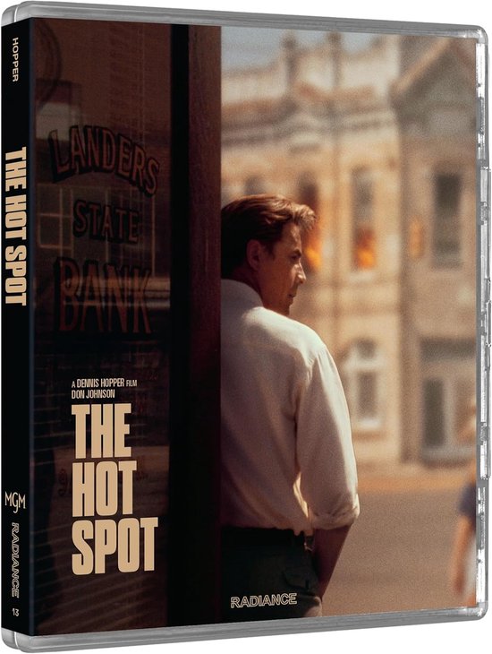 Man in wit overhemd kijkt weg, "Landers State Bank" opschrift op de achtergrond. "The Hot Spot" filmtitel, "Radiance" logo.