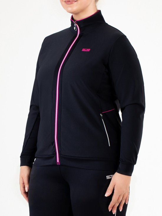 Model in donkerblauw sportvest met roze rits en streep, en bijpassende broek.