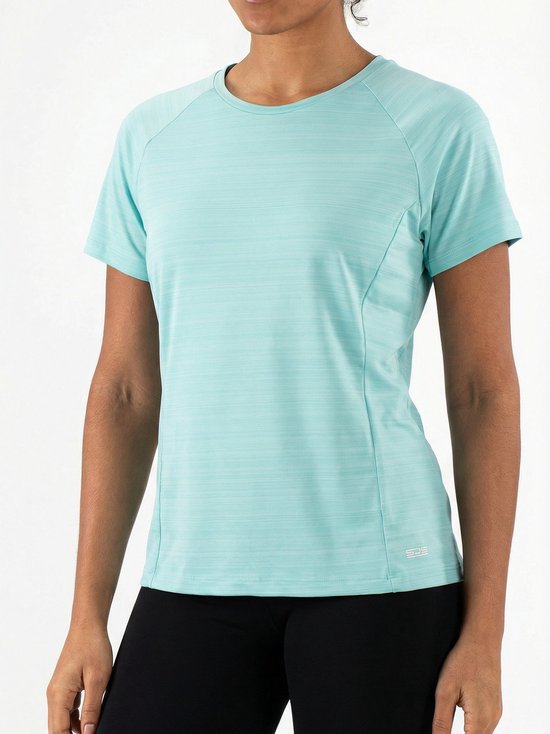 Lichtblauwe sportshirt met raglanmouwen en subtiele horizontale strepen.