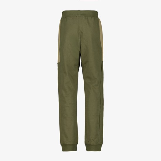 Achterkant van de olijfgroene joggingbroek met beige zijpanelen en geribde boorden.