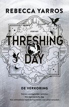 Boekomslag met "THRESHING DAY" in grote letters, bewerkt met draken en wolken. "REBECCA YARROS" staat bovenaan.