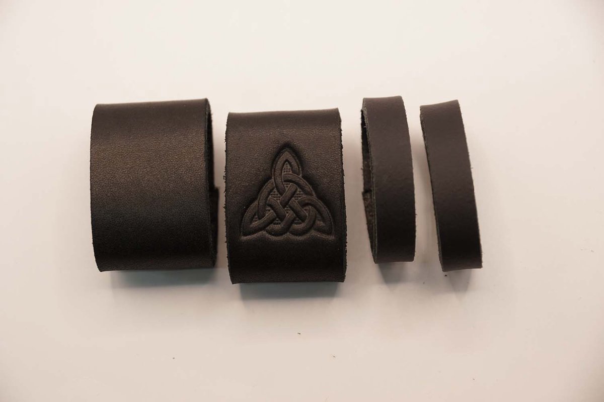 4 Lederen riem lusjes voor broekriem van 4 cm breed, 1x zwart met lus breedte 3 cm en 2x zwart met lus breedte 1 cm en 1x triskel met lus breedte 3 cm - zwarte leren lusje vervangen voor lederen broekriem - riem repareren nieuw lusje
