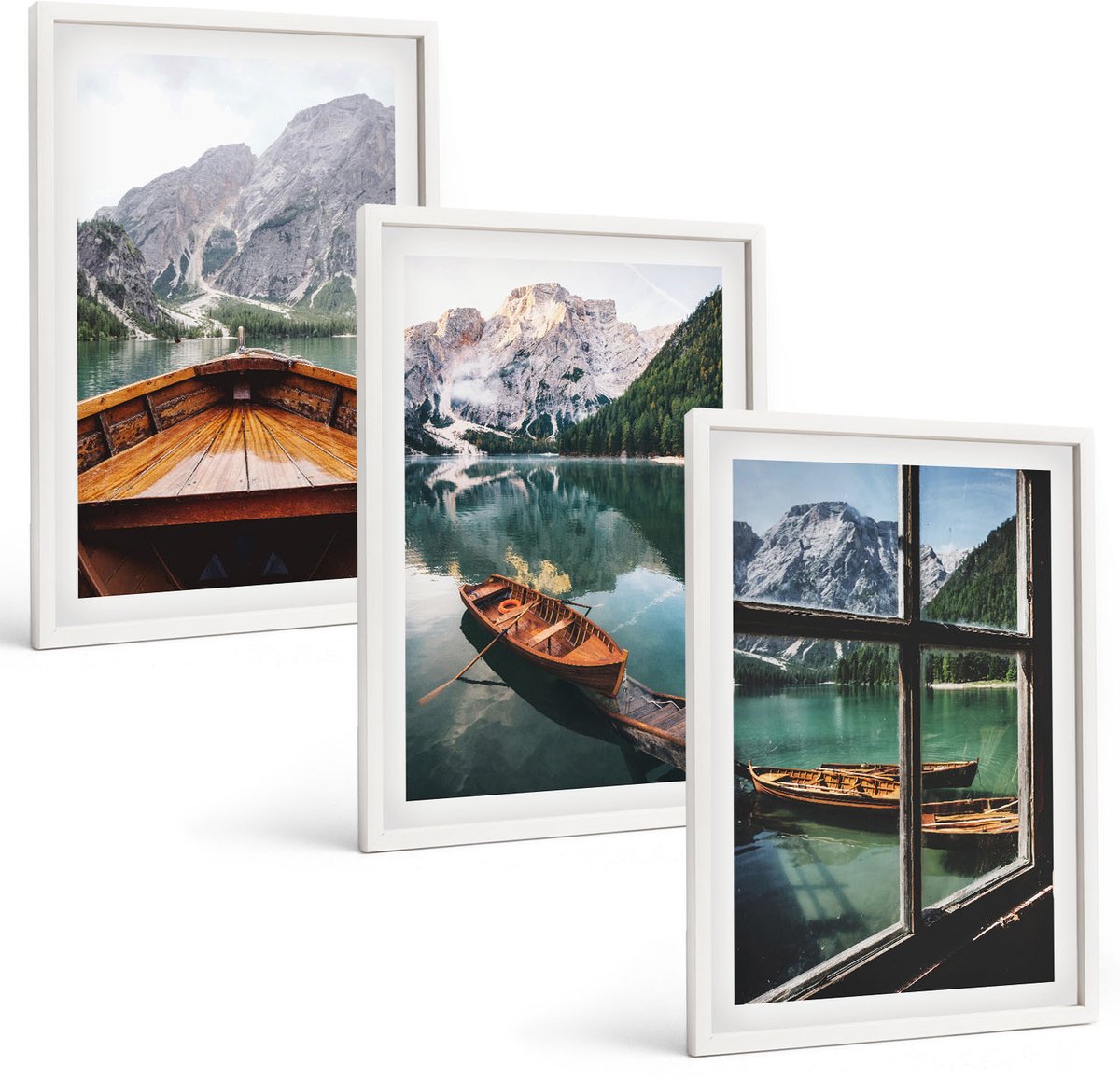 Wallfluent 3-Delige Schilderij Set - Uitzicht Op Een Bergmeer Met Boten En Een Raam Op De Achtergrond. - 40 x 60 - Wanddecoratie - Moderne Interieurdecoratie