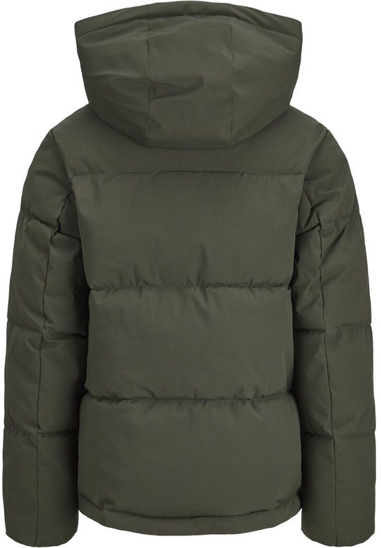 Donkere olijfgroene puffer jas, achterkant, met capuchon en horizontale quilting.
