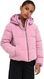 Meisje in roze pufferjack met capuchon, staand met handen in de zakken.