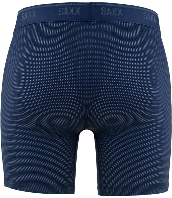 Achterkant van een donkerblauwe SAXX boxershort met een ruitjespatroon en een SAXX-band.