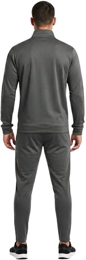 Achterkant van een grijs Under Armour trainingspak met zwarte strepen langs de buitenkant van de benen en mouwen.