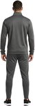 Achterkant van een grijs Under Armour trainingspak met zwarte strepen langs de buitenkant van de benen en mouwen.
