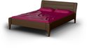 Bruin tweepersoonsbed met roze beddengoed.