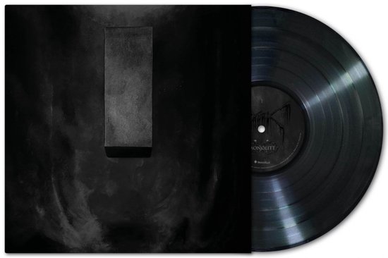Een zwarte LP in een hoes met een rechthoekige doos erop. Het label van de LP is zwart met witte tekst 'MONOLITT'.
