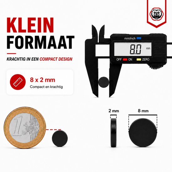 Een digitale schuifmaat meet een kleine, zwarte, platte magneet van 8x2mm, naast een euro munt.