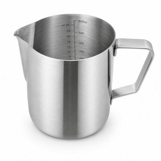 Een RVS melkkan met een inhoud van 600 ml, met duidelijke maataanduiding.