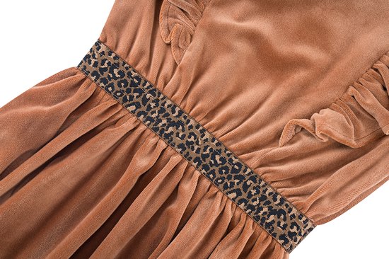 Detail van de tailleband met luipaardprint en plooien op een bruine fluwelen jurk.