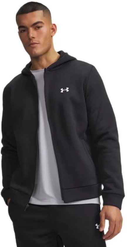 Zwarte Under Armour hoodie met rits, wit logo op borst, gedragen door een man.