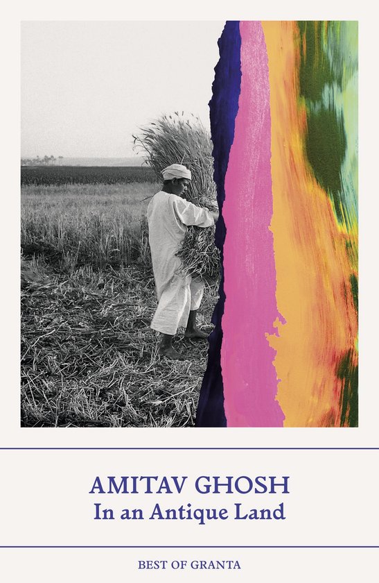 Een man in een traditioneel wit gewaad draagt een bos graan in een veld. Rechts, een abstracte schildering met roze, gele en groene strepen.