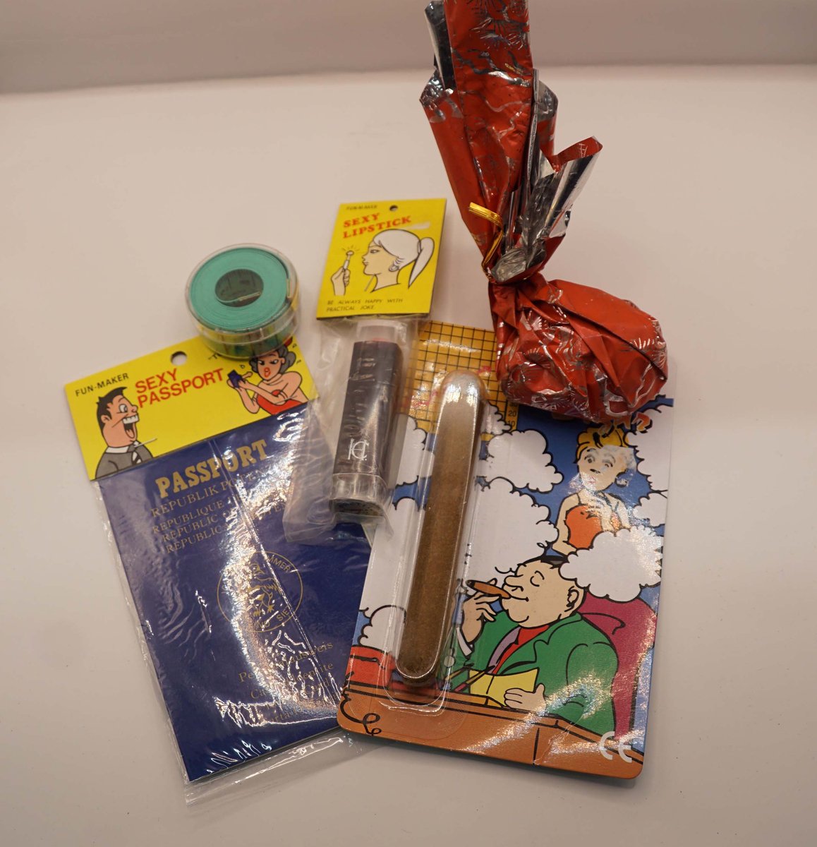 Foppakket 18+ artikelen - grappige fopartikelen voor jongeren of volwassen - sexpaspoort - lipstift met mannelijke lid - cm met tekst -cadeautje met mannelijke lid - nep sigaartje - leuk voor 18e verjaardag