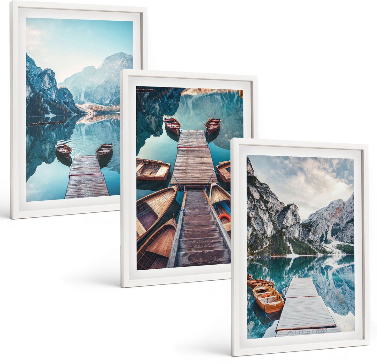 Tulup 3-Delige Schilderij Set - Een rustig meer met houten steigers en boten. - 40x60 - Muurdecoratie - Wanddecoratie - Hal - Stijlvolle Muurdecoratie
