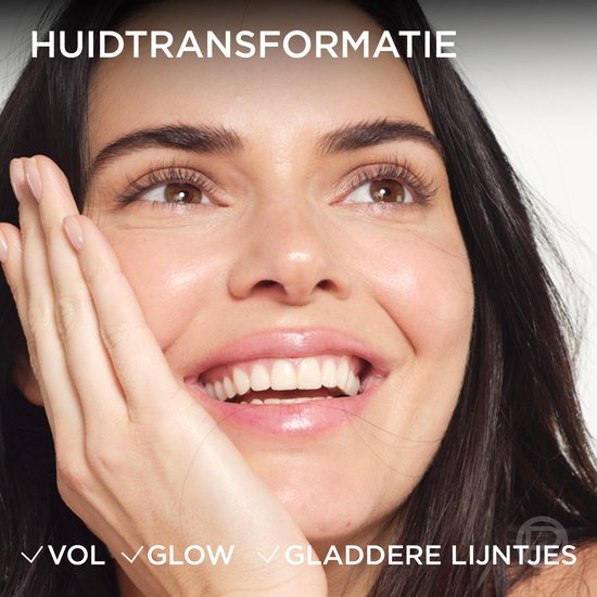 Vrouw met gezonde huid lacht, hand op haar wang. Textuur: vol, glow, gladdere lijntjes.