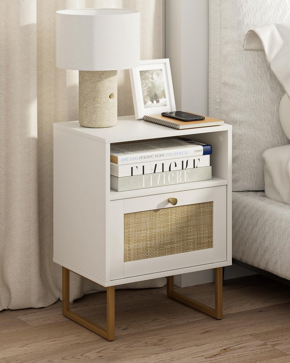 Famanu – Nachtkastje van rotan, moderne boho nachttafel met lade en open plank, kleine bijzettafel met gouden frame, wit