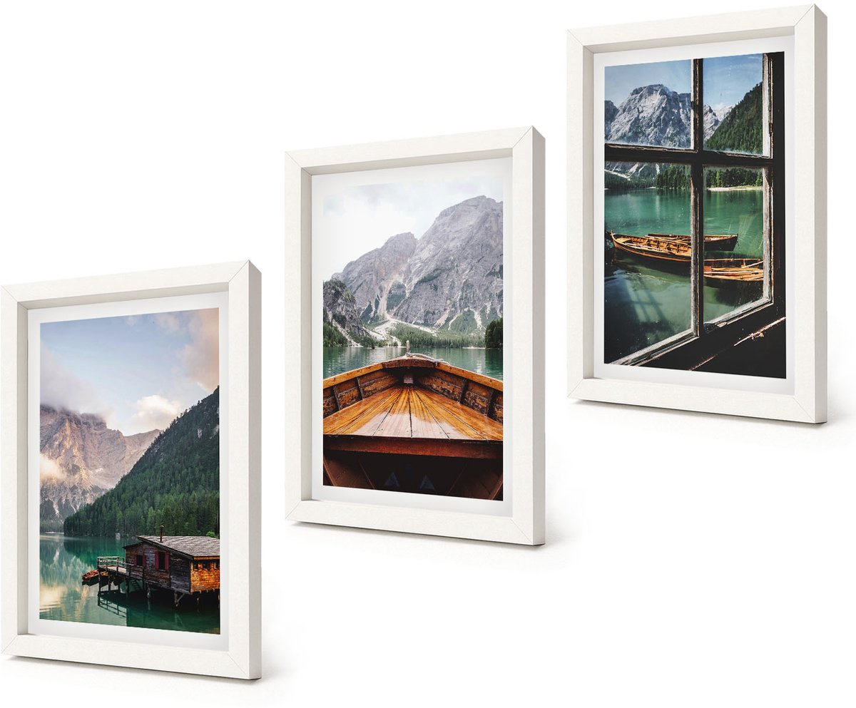 Coloray 3-Delige Schilderij Set - Bergmeer met een boot en houten huisjes - 20x30 - Muurdecoratie - Schilderijen Set - Woonkamer - Interieur Decoratie