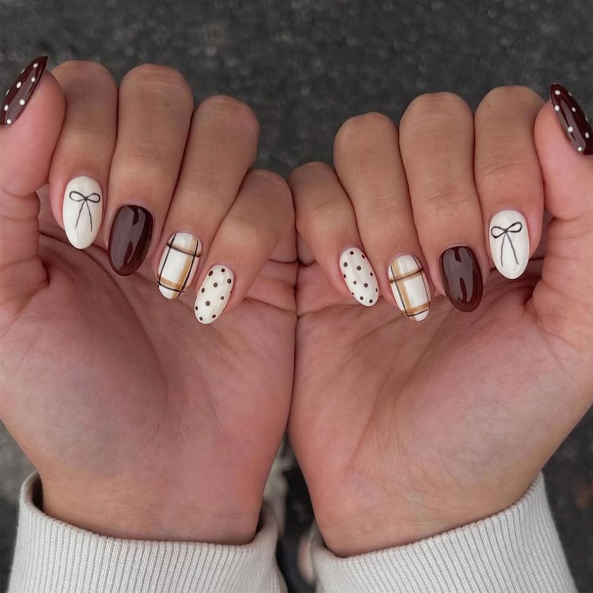 on Nails, druknagels kort & nagels om op te plakken, bruine nep nagels met Frans design, schattige stippen & strikken, 24 stuks