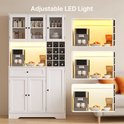 Witte keukenkast met glazen deuren, een open vak met led-verlichting en een magnetron, wijnrek en onderkast.