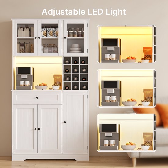 Witte keukenkast met glazen deuren, een open vak met led-verlichting en een magnetron, wijnrek en onderkast.