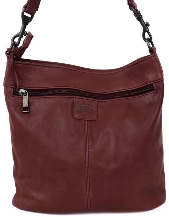 Bordeauxrode leren tas met een ritssluiting en een opgestikt logo.