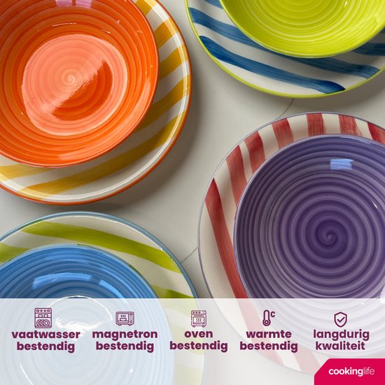 Bovenaanzicht van gestreepte borden en kommen in oranje, geel, blauw, limegroen en paars.