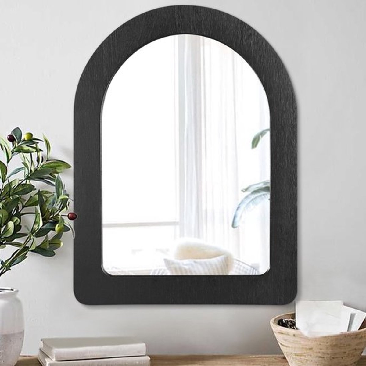 Zwarte Wandspiegel met Curved Houten Frame - Decoratieve Spiegel voor Slaapkamer en Woonkamer 65x45cm, Modern Design en Elegante Afwerking
