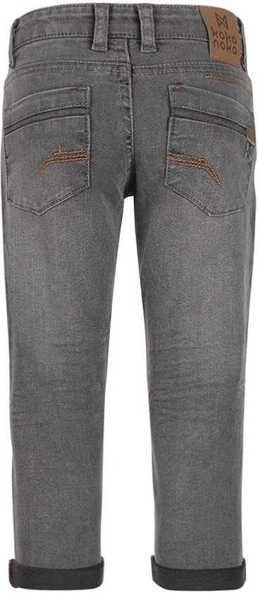 Achterkant van een grijze jeans met omgeslagen broekspijpen en Koko Noko merklabel.