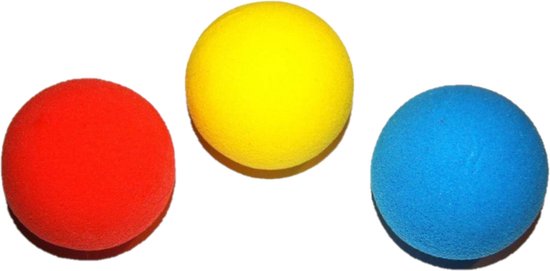 Drie zachte, ronde ballen op een witte achtergrond: een rode, een gele en een blauwe.