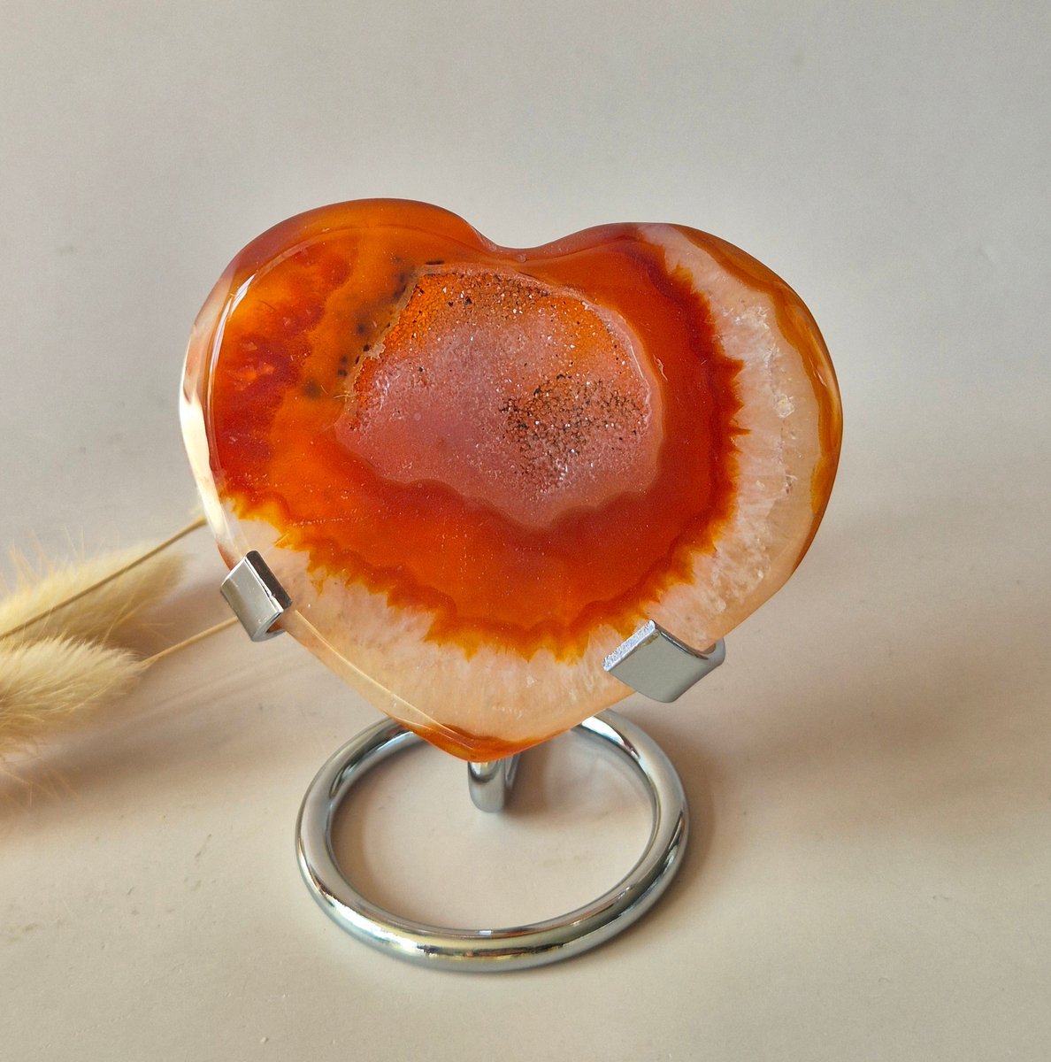 Edelsteen Carnelian Druzy Hart op Standaard 78g – Passie, Kracht & Glinsterende Energie