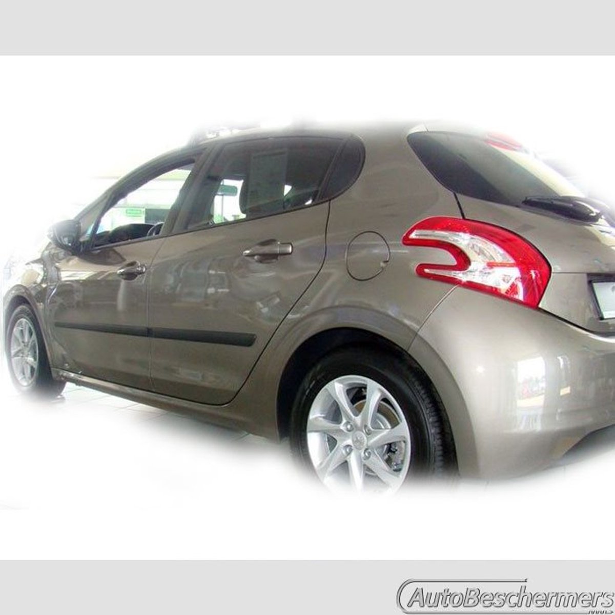 Stootlijsten set zwart voor Peugeot 208 5-deurs 04.2012-06.2019. De stootstrips zijn zelfklevend. Set a 4 stuks (#0003)