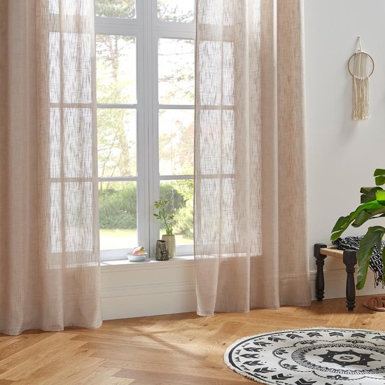 Beige vitrage gordijn met een subtiel lijnpatroon, lichtdoorlatend en decoratief.