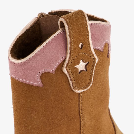 Detail van de cognackleurige cowboylaars met roze accenten, sterdetail en gesp.