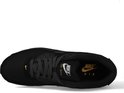 Bovenaanzicht van een zwarte Nike Air Max 90 sneaker met gele Nike-swoosh, "NIKE AIR" en "AIR MAX" logo's.