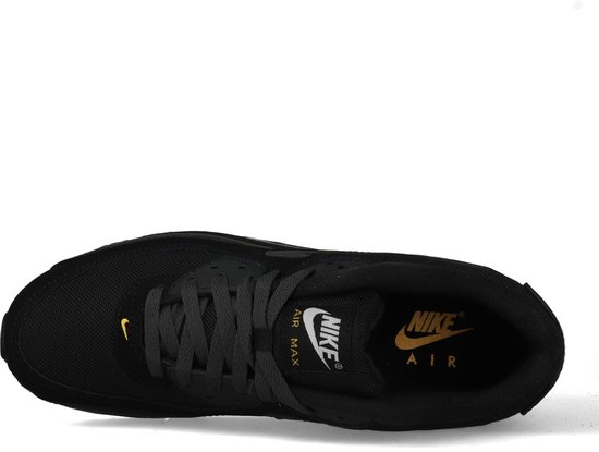 Bovenaanzicht van een zwarte Nike Air Max 90 sneaker met gele Nike-swoosh, "NIKE AIR" en "AIR MAX" logo's.