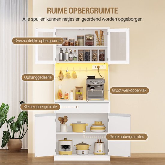 Witte keukenkast met veel opbergruimte, inclusief glazen deuren, werkblad en haken.