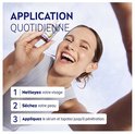 Vrolijke vrouw lacht met een NIVEA Luminous Skin Glow serumflesje in haar hand. Stappen: 1. Reinig uw gezicht, 2. Droog uw huid, 3. Breng het serum aan en dep tot het intrekt.