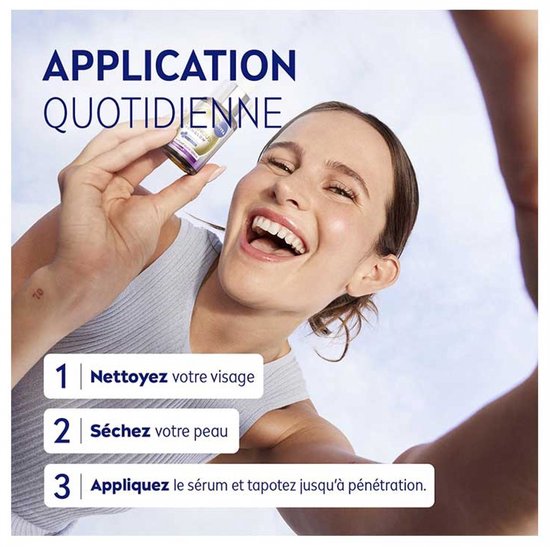 Vrolijke vrouw lacht met een NIVEA Luminous Skin Glow serumflesje in haar hand. Stappen: 1. Reinig uw gezicht, 2. Droog uw huid, 3. Breng het serum aan en dep tot het intrekt.
