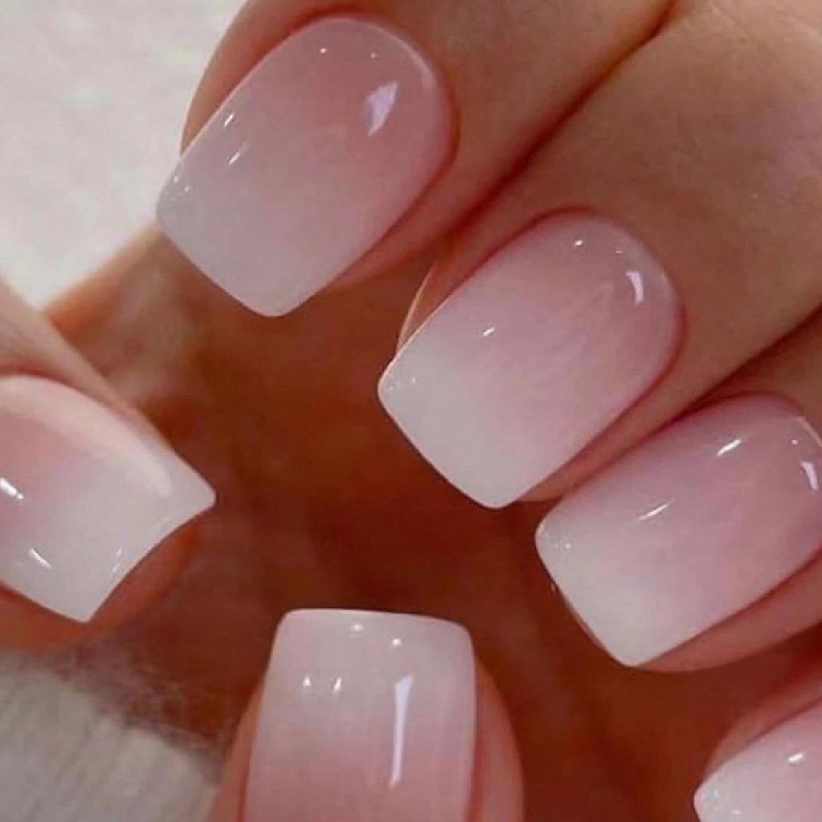 Kunstnagels, kort, vierkant, Frans, nude, roze, kleurverloop, acryl