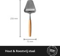 Een kaasrasp met een roestvrijstalen blad en een houten handvat, 233 mm lang en 75 mm breed.