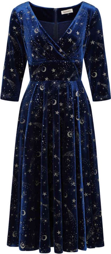 Robe bleu marine en velours avec motif doré d'étoiles, de lunes et d'étoiles filantes. Manches trois-quarts, décolleté en V et jupe évasée.