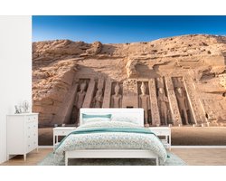 Behang - Fotobehang Gezicht op de tempel van Nefertari Abu Simbel in Egypte - Breedte 330 cm x hoogte 220 cm