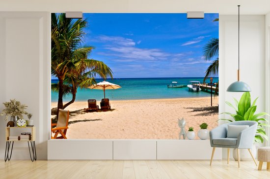 Papier peint - Papiers Papier peint photo - Les palmiers avec chaise de plage et parasol sur la plage de Bay Islands - Largeur 300 cm x Hauteur 240 cm