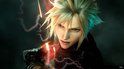 Close-up van Cloud Strife met zijn kenmerkende stekelige blonde haar, met bliksemschichten op de achtergrond.