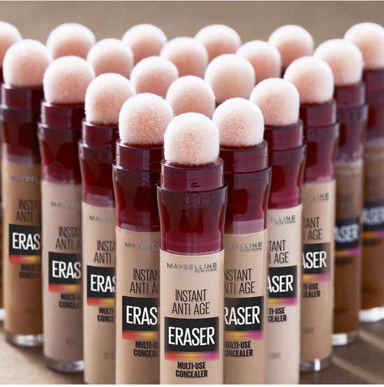 Rij van "Instant Anti Age Eraser" concealers met sponsapplicators.